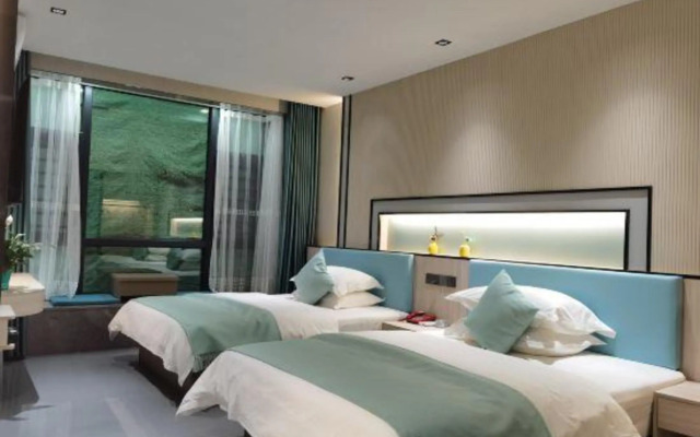 Chunjiang Business Hotel