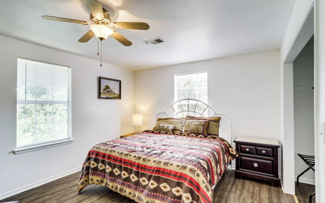 Wine Tours & Antiquing: Townhome Near Dtwn Brenham