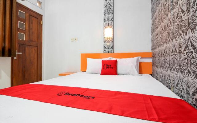 RedDoorz Plus near Hartono Mall