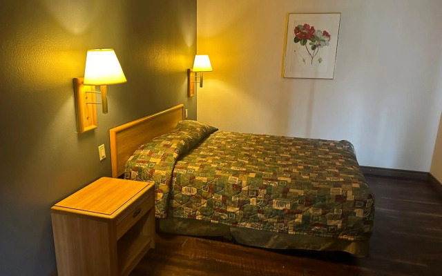 Palm Inn Hotel near Tyler Mall Riverside