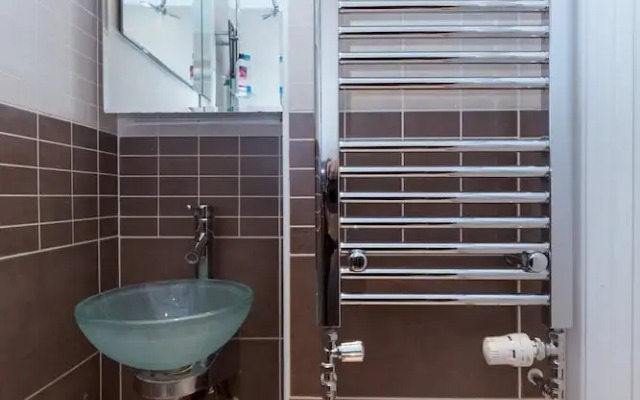 23/43 Stunning Mezzanine Studio in Notting Hill