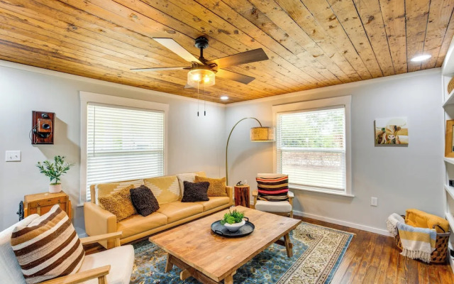 Lindale Vacation Rental w/ Deck & Grill!