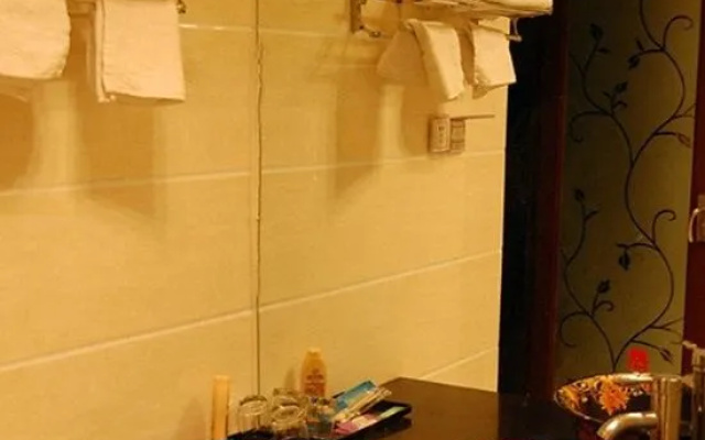 Dongri Yanguang Hotel – Bathroom – Shangri-La
