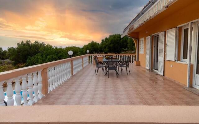 Villa Akulica With Heated Outdoor Pool and Seaview