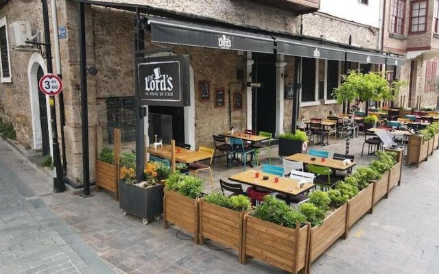 Lords Hostel & Pub