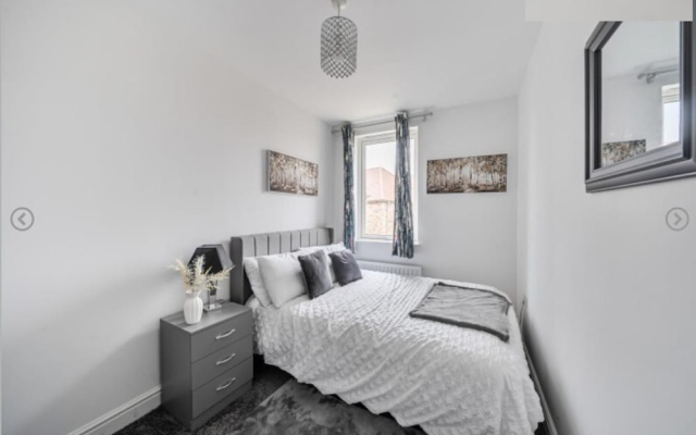 House - Sleeps 6 & Free Parking