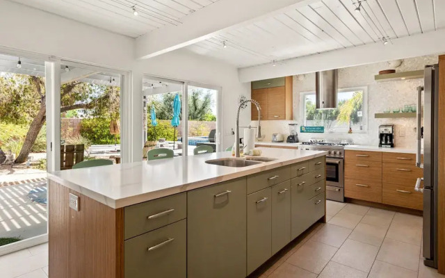Mid Century Ranch - Private Resort-style Pool!