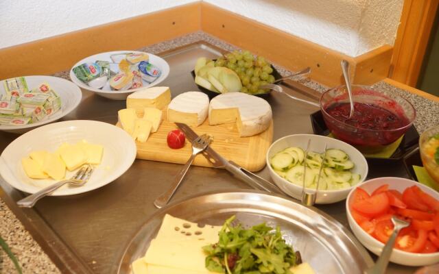 Warias Hotel & Restaurant