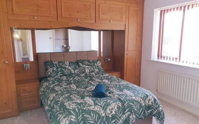 Lovely 4-bed , 3 Bath Villa in Bolton, Manchester