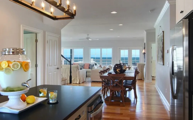 Latitudes - 5 Br Home