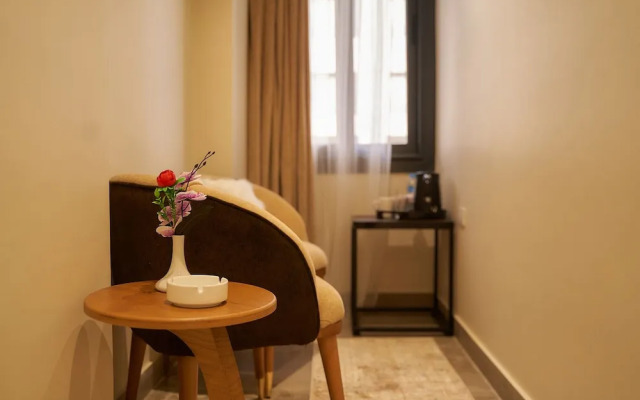 Gold's Pyramids Hotel