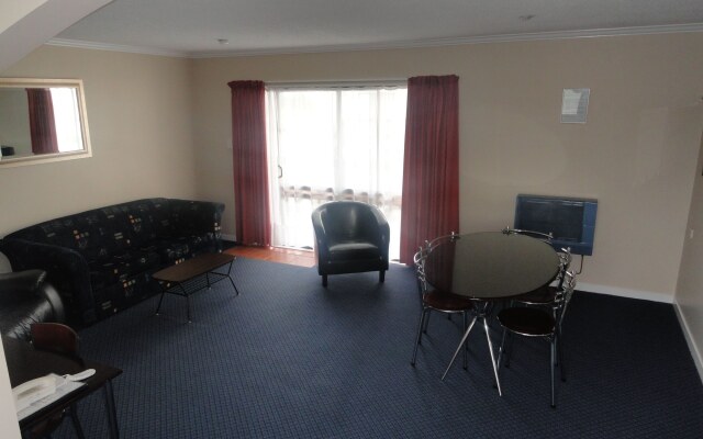Hawks Inn Motel