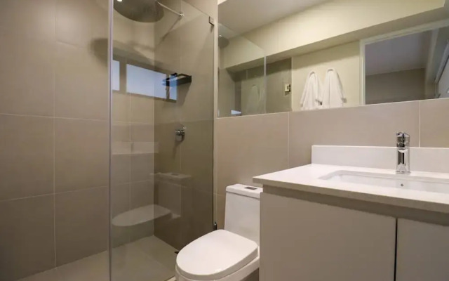 w Radiant 2BR w Great Balcony Near Kennedy Park