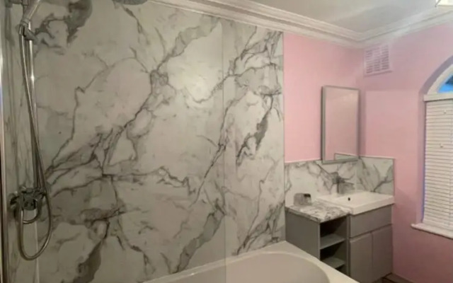 Expansive 4BD Home- 15 min From Buckingham Palace!
