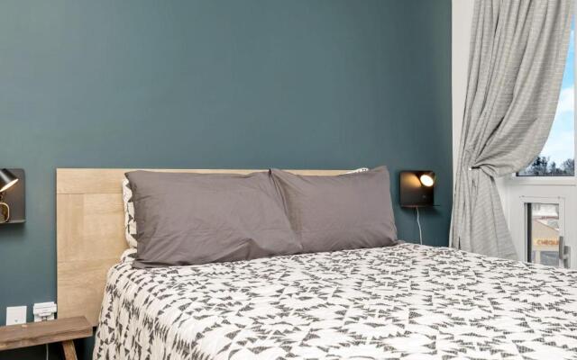 Stylish Downtown 1BR Condo - Superb Views