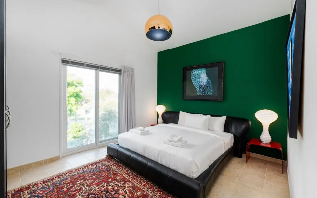 Artsy 4BR DIP Villa w Community Pool Gym