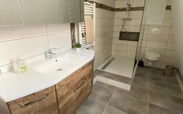 Ferienwohnung mit Balkon und Garten OG