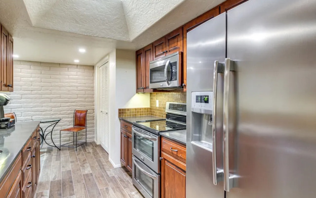 Tucson Townhome w/ Mountain View, Pool Access!