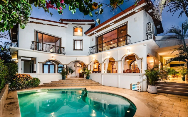 Luxury Beachfront 5 Bedroom Villa on Famous Beach