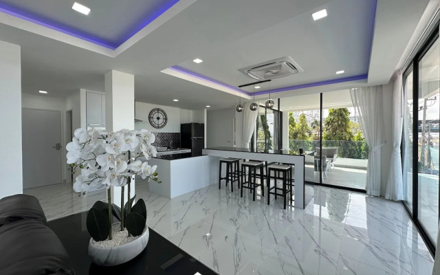 Stunning Beachfront View Luxurious Apt 2