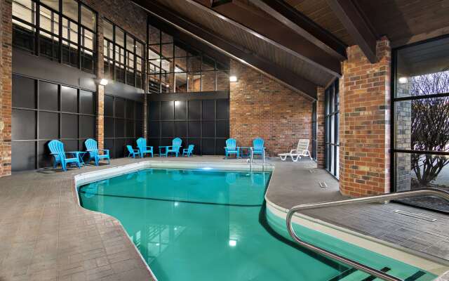 Clarion Pointe Bloomington – Normal near I-55 and University