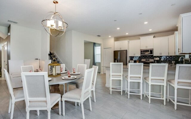 Contemporary Home w/ Private Pool& Spa!