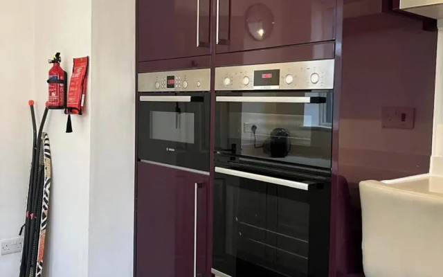 Free Parking/wifi, 3 Beds Sleep 6 Near Uni & Town!