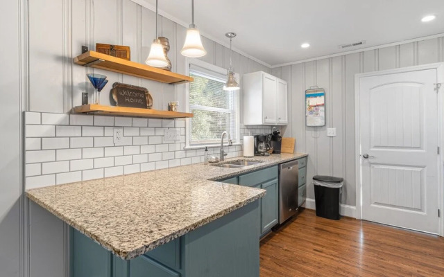 2 bedroom, Mockingbird Lane