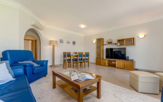 Lakeview Apartment Private Garden & Pool