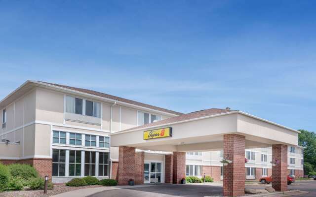 Super 8 by Wyndham Menomonie WI