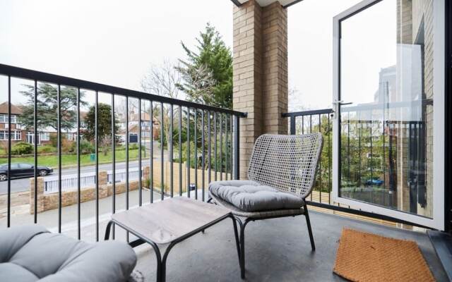 The Wembley Park Gem - Lovely 2bdr Flat With Balcony