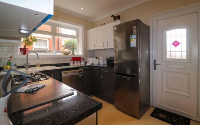 Impeccable 4-bed House in Blackpool