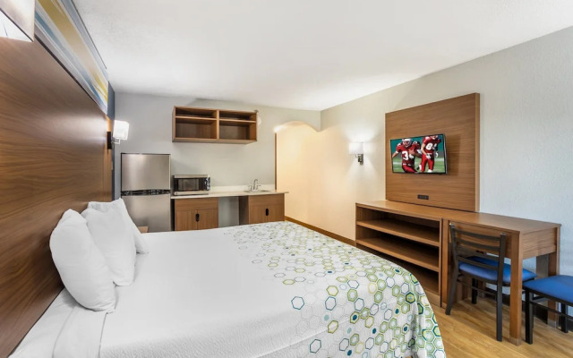 HomeTowne Studios by Red Roof Lancaster