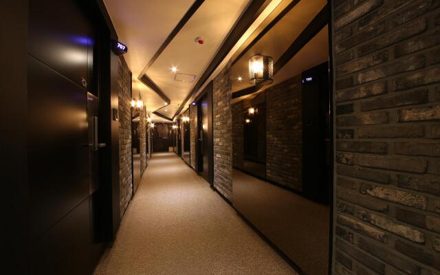 Gupo Station Almond Hotel