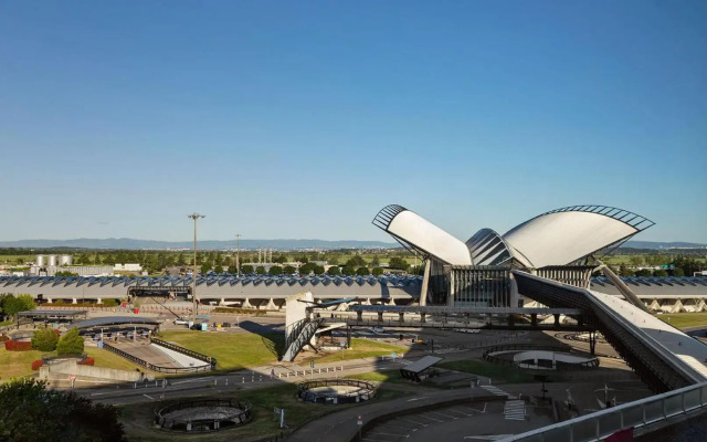 Moxy Lyon Airport