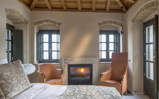 Moni Emvasis Luxury Suites