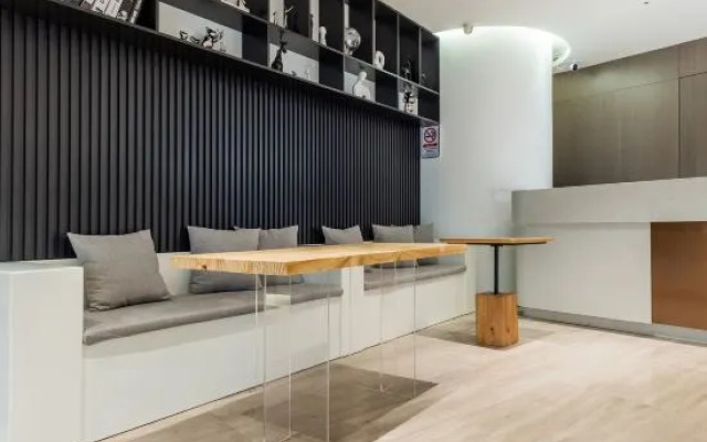 Guangzhou Sun Yat-sen University First Hospital Dongshankou Subway Yumi Boutique Apartment