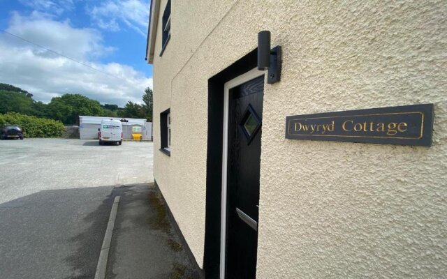 Modern 4-bed Cottage Llanwrst Town Centre & Parking - Snowdonia! near Betws-y-Coed