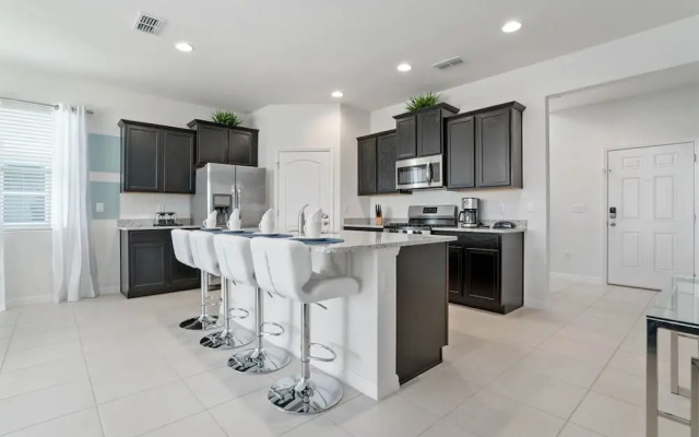 5BR Pool Home w Gameroom