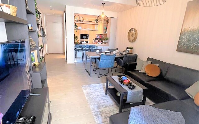 Spacious 1 bedroom with balcony in Wilton Terraces