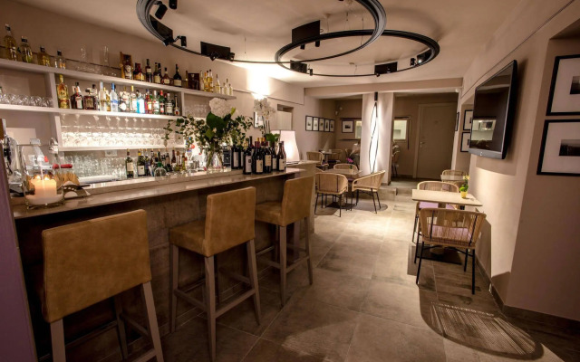 Uve Rooms & Wine Bar