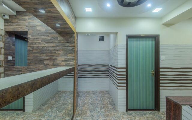 OYO 10016 Hotel Golden Inn