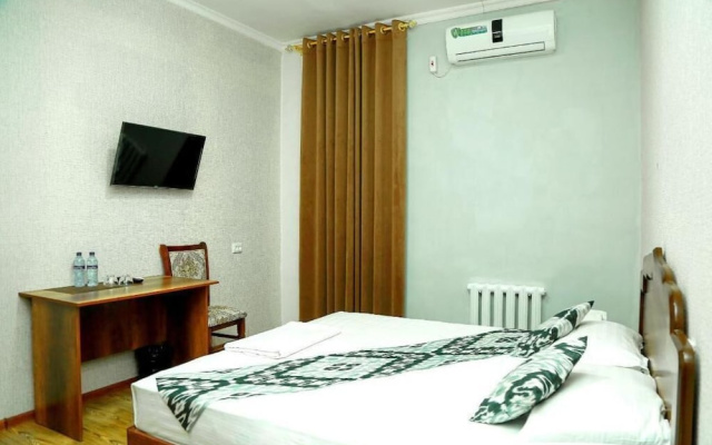 Hotel Mir