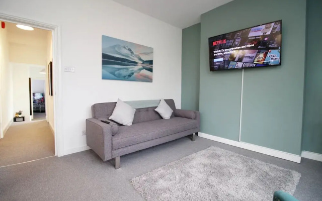 Dyzyn Living - City View City Center 5 Mins From Train Station