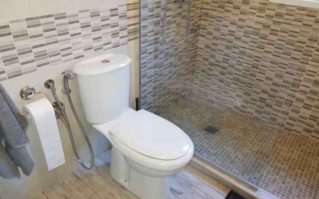 Casa unifamiliar con jard n privado