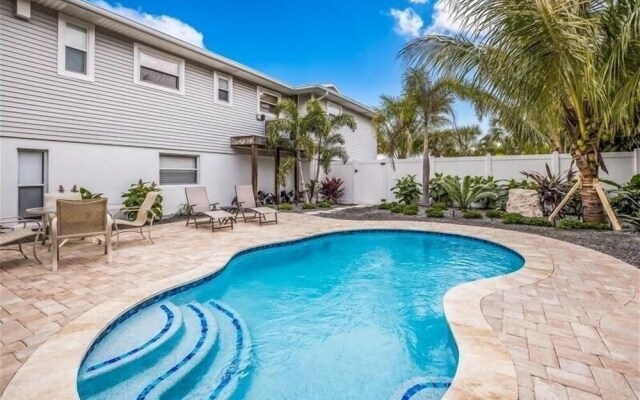 1 Step Closer 2 Bedroom Villa by RedAwning