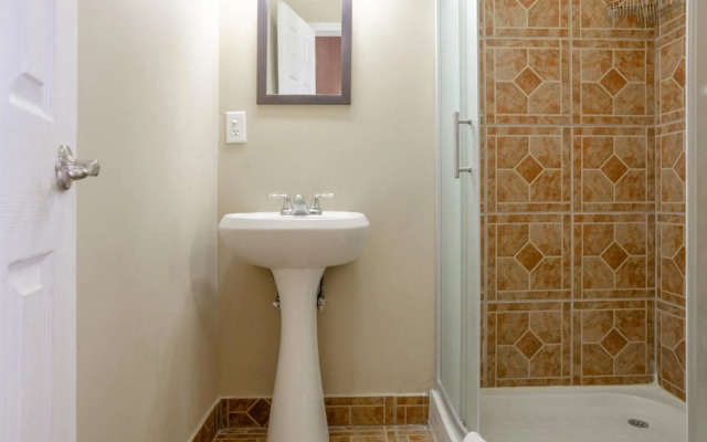 Capital O Hotel Villa Azura