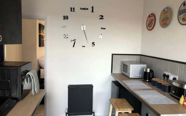 1-bed Apt, Sleeps 2, 20 Mins to Peak District