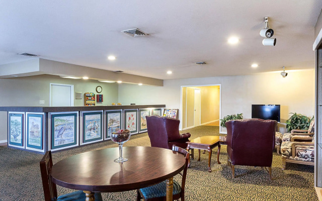 Econo Lodge Inn & Suites Fulton - Rockport
