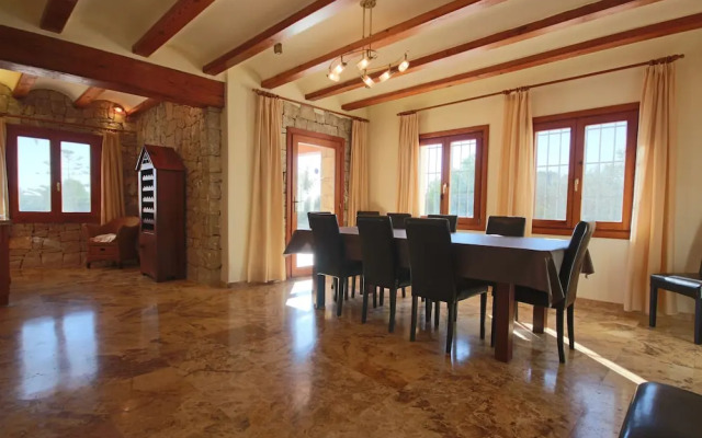 Private 4-bedroom Villa w/ Pool, Summer Kitchen & Expansive Living Space